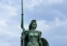 Studiuesi Auron Tare ironizon bustin e “Teutës” në Shëngjin Shtatore - Mbretëresha Teutë, Shëngjin