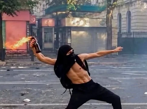 Djali me molotov