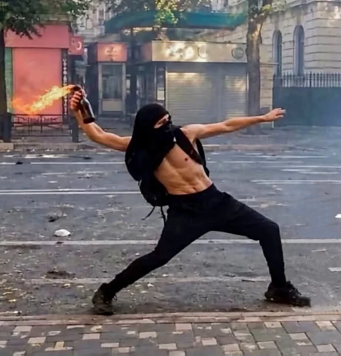 Djali me molotov