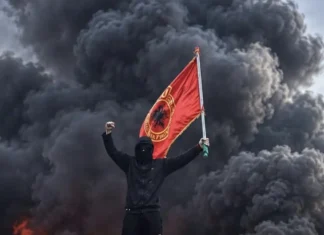 UÇK-ja NUK ËSHTË MASKË PËR VANDALIZËM DHE DHUNË! Flamuri i UÇK në protestat e studentëve, Tiranë
