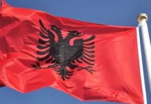 Kur flamuri kuq e zi doli nga heshtja Flamuri shqiptar