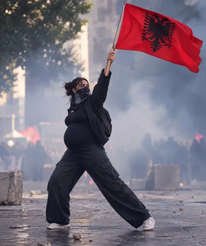 Gruaja shtatzënë në protestë Gruaja shtatzënë në protestë