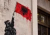 SHQIPËRIA NË REVOLTË: PUSHTETI NUK ËSHTË I PËRJETSHËM, E ARDHMJA I PËRKET DIJES DHE RINISË! Gruaja shtatzënë në protestë - murale