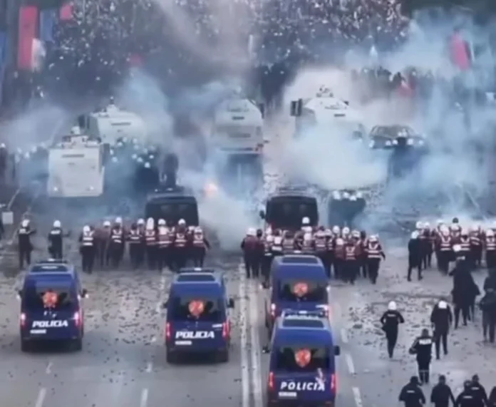 Policia - luftë me protestuesit